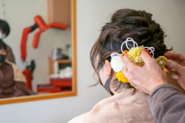 卒業式など特別な日にはおしゃれにヘアセット!美容室でヘアセットを行う利点とは?サムネイル